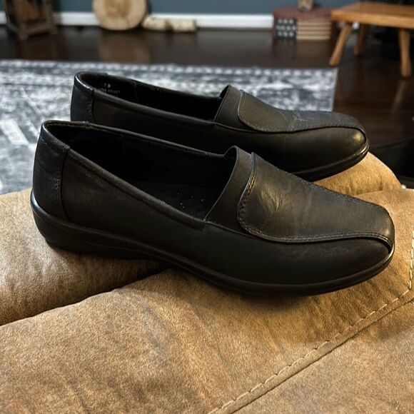 Easy Street Women's Gage Flat. Size 7. Black. EUC - Picture 2 of 10